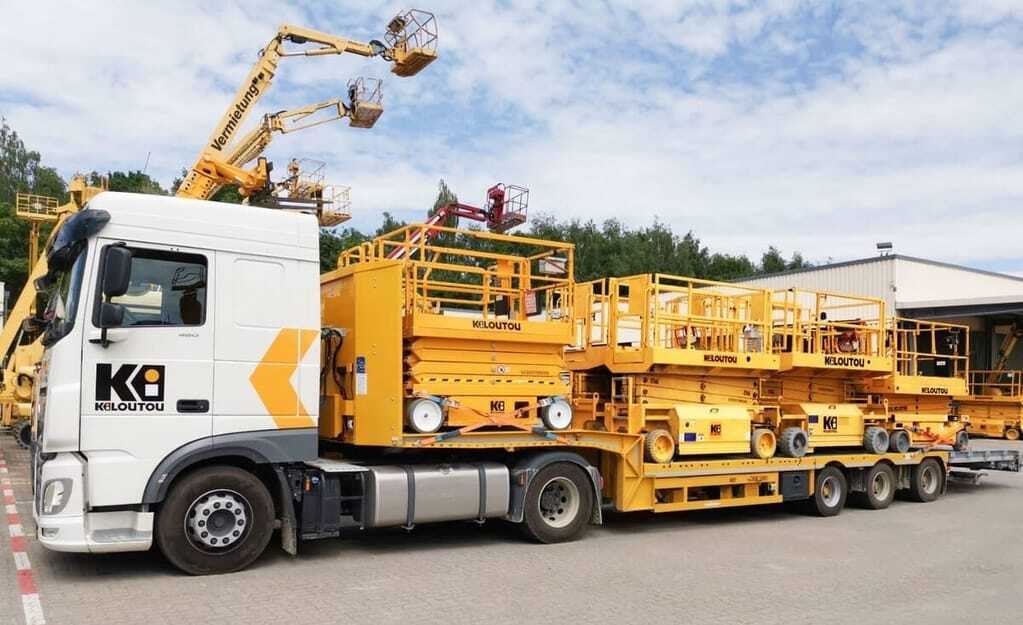 Kiloutou Germany transporting aerial platforms.